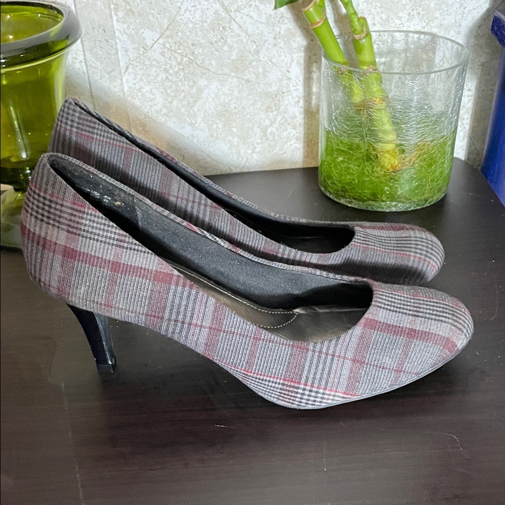 Comfort Plus Predictions Gray and Red Plaid Heels size 8W